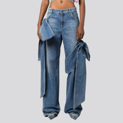 Light-wash women's y2k jeans