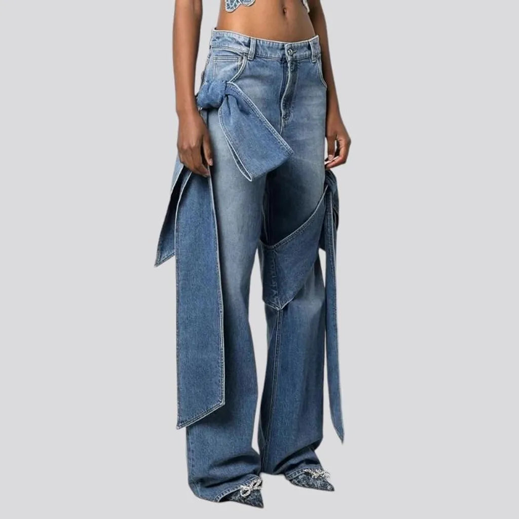 Light-wash women's y2k jeans