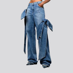 Light-wash women's y2k jeans