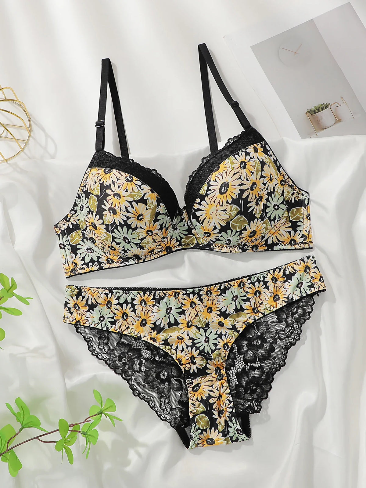 Women's Embroidered Lace Chrysanthemum Pattern Underwear