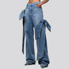 Light-wash women's y2k jeans